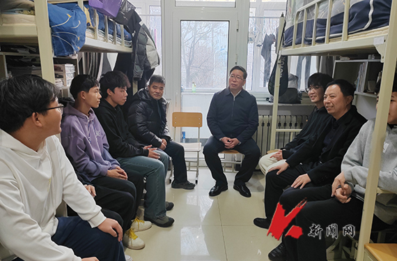开元平台校长胡军深入对接寝室走访慰问
